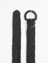 Cinturón negro elástico tipo rafia con hebilla metálica plateada.