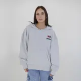 Canguro gris con capucha, bolsillo delantero tipo canguro y logo de la marca estampado en el pecho.