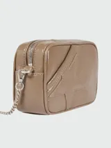 Bandolera Golden Goose modelo Star Bag Mini, color visón, confeccionada en cuero con acabado brillante. Presenta cierre superior con cremallera, correa de cadena metálica y aplique de estrella en el frente.