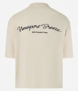 Camisa polo de hombre confeccionada en tejido de punto de algodón, color crema, con cuello en V y manga corta. Presenta un corte oversized y un pequeño bordado de lettering en el pecho.