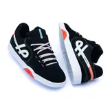 Championes de skate Öus modelo Cuoro, color negro con detalles en blanco y naranja. Presentan un diseño de perfil bajo con logo lateral, cordones jaspeados y suela con detalle naranja en el arco.