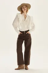 Jean marrón de tiro alto, corte barrel y pierna ancha. Confeccionado en tela con elasticidad.