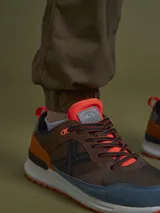 Pantalón cargo negro con bolsillos laterales con solapa, corte ajustado y tobillos elastizados.