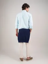 Camisa de hombre de algodón orgánico a rayas verticales rosas y blancas, de corte regular fit, cuello button-down, cierre con botones, manga larga terminada en puño simple y logo bordado en el pecho.