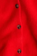 Cárdigan de punto suave color rojo, con cuello redondo ribeteado y cierre frontal de botones oscuros. Presenta puños y bajo acanalados.
