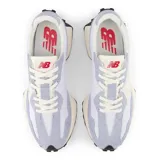 Championes urbanos New Balance modelo 327, color blanco con detalles en celeste y beige. Confeccionados en gamuza y nylon, con logo "N" característico en los laterales y suela de goma con tacos.