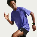 Remera deportiva Nike para running con tecnología Dri-FIT, de color tostado con diseño texturizado perforado y mangas cortas raglán.