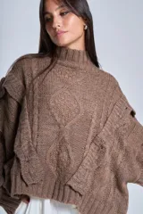 Sweater blanco de punto con cuello alto, diseño de ochos y volados en los hombros.