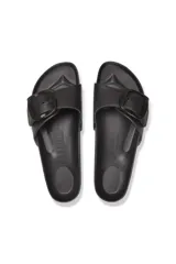 Sandalia Birkenstock Madrid Big Buckle Eva, color negro, de material sintético impermeable y ultraligero. Diseño de un solo tirante ancho con hebilla grande ajustable.