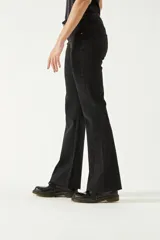 Jean oxford de tiro medio, color azul oscuro, confeccionado en denim.