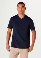 Camiseta de manga corta azul marino con cuello en V y logo bordado en el pecho.