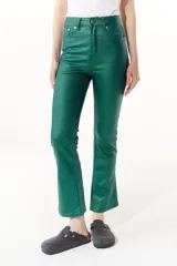 Pantalón jean plateado de tiro medio/alto con silueta levemente acampanada desde la rodilla y aberturas en los tobillos.