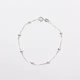 Pulsera de cadena fina tipo veneciana en plata, con pequeñas cuentas esféricas distribuidas a lo largo de la pieza y cierre de resorte.