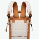 Mochila Cabaia modelo Adventurer Arequipa, color beige con detalles en cuero marrón. Cuenta con sistema MOLLE, compartimento acolchado para tablet o PC, correa para sujetar a la maleta y tirantes acolchados antitranspirantes.