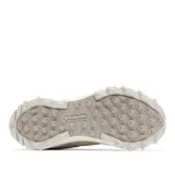 Zapatilla de senderismo Columbia Peakfreak Hera, color beige claro (Soft Taupe), con detalles en gamuza y malla transpirable. Presenta entresuela gruesa blanca con suela exterior dentada para tracción y tecnología impermeable OutDry™.