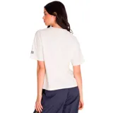 Remera de corte boxy y ajuste holgado, color vainilla, con cuello redondo y mangas cortas. Presenta un diseño gráfico bordado en el pecho con el nombre de la marca en letras rojas con borde negro.