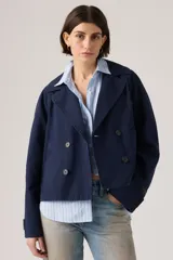 Campera tipo trench corta de corte amplio, color azul marino, con diseño de doble botonadura y cuello con solapas.