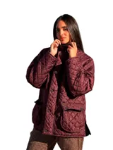 Campera capitoneada color bordó, de diseño acolchado con patrón de rombos, cuello alto, cierre frontal de botones y amplios bolsillos frontales con solapa.