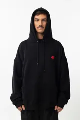 Buzo hoodie negro de algodón y poliéster con fit oversize. Estampa en la espalda con diseño de rosas pixeladas.