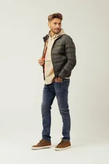 Campera acolchada tipo puffer en color verde oscuro, con cierre frontal y diseño ligero.