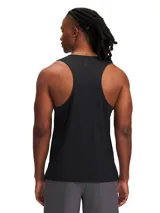 Musculosa deportiva Under Armour de corte atlético, confeccionada en tejido técnico ligero con tecnología Iso-Chill para disipar el calor. Presenta perforaciones láser estratégicas para ventilación, bajo con aberturas laterales y detalles reflectantes.
