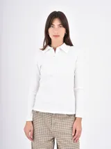 Remera de manga larga en tejido acanalado, color blanco, con cuello tipo polo y cierre frontal de botones.