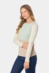 Buzo tejido de punto con diseño en bloques de color, combinando verde menta, beige y mangas blancas, de cuello redondo y manga larga.