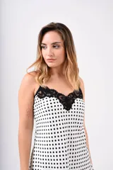 Camisón corto blanco de bretel fino con escote en V y detalles de puntilla en el busto.