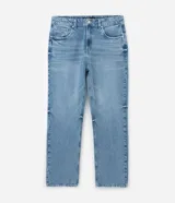 Pantalón de jean con corte recto, tiro medio y diseño de cinco bolsillos. Confeccionado en denim de algodón con un toque de elastano, presenta un lavado clásico y cierre frontal con botón y cremallera.
