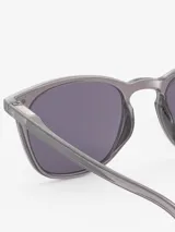 Lentes de sol Izipizi modelo #SUN E, de forma trapezoidal, color gris con textura de goma y lentes grises.