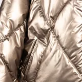 Campera puffer color bronce con cuello alto, cierre frontal negro, bolsillos laterales y elástico interno en la cintura.