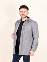 Sobrecamisa gris de manga larga con cuello clásico, cierre frontal con botones y dos bolsillos con solapa en el pecho.