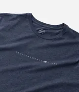Remera de corte comfort, color azul melange, con cuello redondo, manga corta y estampa frontal localizada con texto pequeño.