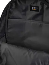 Mochila negra marca CAT, modelo Explorer, con compartimento acolchado para laptop, bolsillo frontal con cremallera, bolsillos laterales de malla, correas acolchadas para los hombros y panel trasero, asa de transporte en la parte superior y detalles de cordones. Fabricada en poliéster ripstop reciclado.