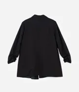 Blazer alargado azul marino de crepé, sin cierre, con solapas y mangas fruncidas.