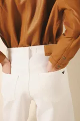 Jean blanco de corte oxford tiro alto, con pierna que se ensancha desde la cadera y largo midi a la pantorrilla. Confeccionado en denim confort con elastano, lavado suavizado. Tiene cierre, botón y forrería de bolsillos estampada con el logo de la marca.