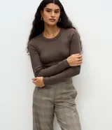 Blusa básica de manga larga Marfinno, confeccionada en tejido rib acanalado de color marrón, con cuello redondo y diseño ajustado.