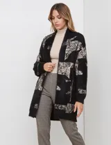 Cárdigan largo con diseño geométrico en blanco y negro, confeccionado en tejido soft mohair.