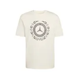 Remera adidas de manga corta, color blanco, con diseño gráfico estampado en el pecho que incluye el logo de Mercedes-AMG Petronas Formula One Team rodeado por una corona de laureles.