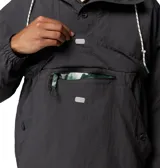 Campera cortaviento Columbia modelo Acker Rock Windbreak, de color gris oscuro, con capucha ajustable con interior estampado, cierre frontal parcial con botones y bolsillo tipo canguro con solapa. Incluye tecnología Omni-Shield y Omni-Shade.