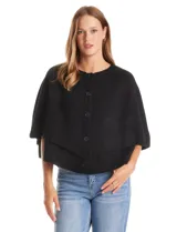 Capa de punto color bordó con diseño envolvente de doble capa superpuesta. Presenta cuello a la base, cierre frontal con botones y mangas estilo japonés con terminaciones acanaladas.