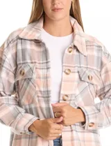 Sobrecamisa larga de tejido soft con estampado de cuadros en tonos celestes, beige y blanco. Presenta cuello con solapa, cierre frontal con botones, bolsillos aplicados en el pecho y mangas largas con puños abotonados.