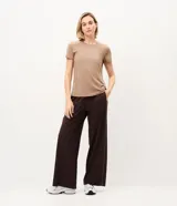 Pantalón deportivo de corte recto y tiro medio color marrón oscuro, confeccionado en microfibra con cintura elástica y vivo lateral en tono tostado. Modelo de la marca Get Over.