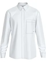 Camisa blanca de algodón Oxford con cuello estructurado, cierre frontal con botones, bolsillo en el pecho y logo Calvin Klein bordado en el pecho.