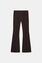 Pantalón de vestir color rosado, tiro bajo, con corte acampanado (flare) y costuras laterales marcadas. Cierre frontal con botón interior y gancho.