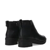 Botas cortas de cuero negro con textura granulada, cierre lateral y suela de goma con taco cuadrado bajo.