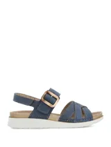 Sandalias planas color azul marino con tiras cruzadas en la parte delantera y tira en el empeine con hebilla decorativa carey. Suela blanca con base dentada y plantilla acolchada color tostado.