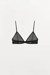 Bralette triangular de diseño minimalista confeccionado en tejido de poliamida semitransparente. Presenta escote en pico, tirantes finos ajustables y cierre posterior con gancho metálico.
