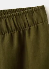 Pantalón largo de lino color verde militar, de corte recto y tiro medio con cintura elástica ajustable y dos bolsillos laterales.