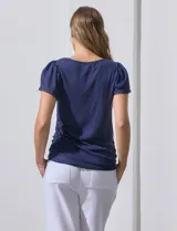 Remera tejida con estampado animal print, de manga corta con detalle de puntilla en las mangas y cuello redondo.